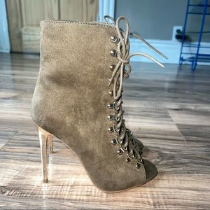 Army green lace up ankle boot size 6